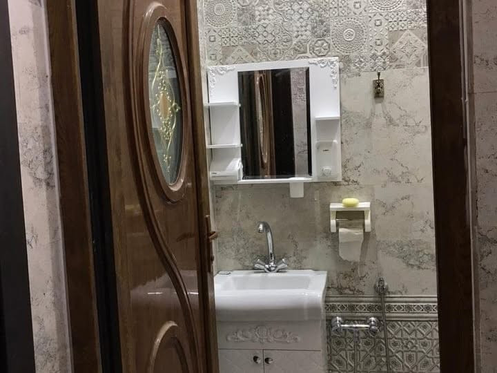 🏘️ دار للبيع 🏘️
مساحه 150 متر 
واجهة 10نزال  15
جنس العقار سند 25
البيت متكون من استقبال وصالة ومطبخ حار وبارد  و4 غرف نوم  و صحيات عدد 3
العنوان حي النقيب شارع النهر فرع مركز أبو مرتضى
السعر  530 مع الاثاث 
للأستفسار 
***********📲
***********📲
