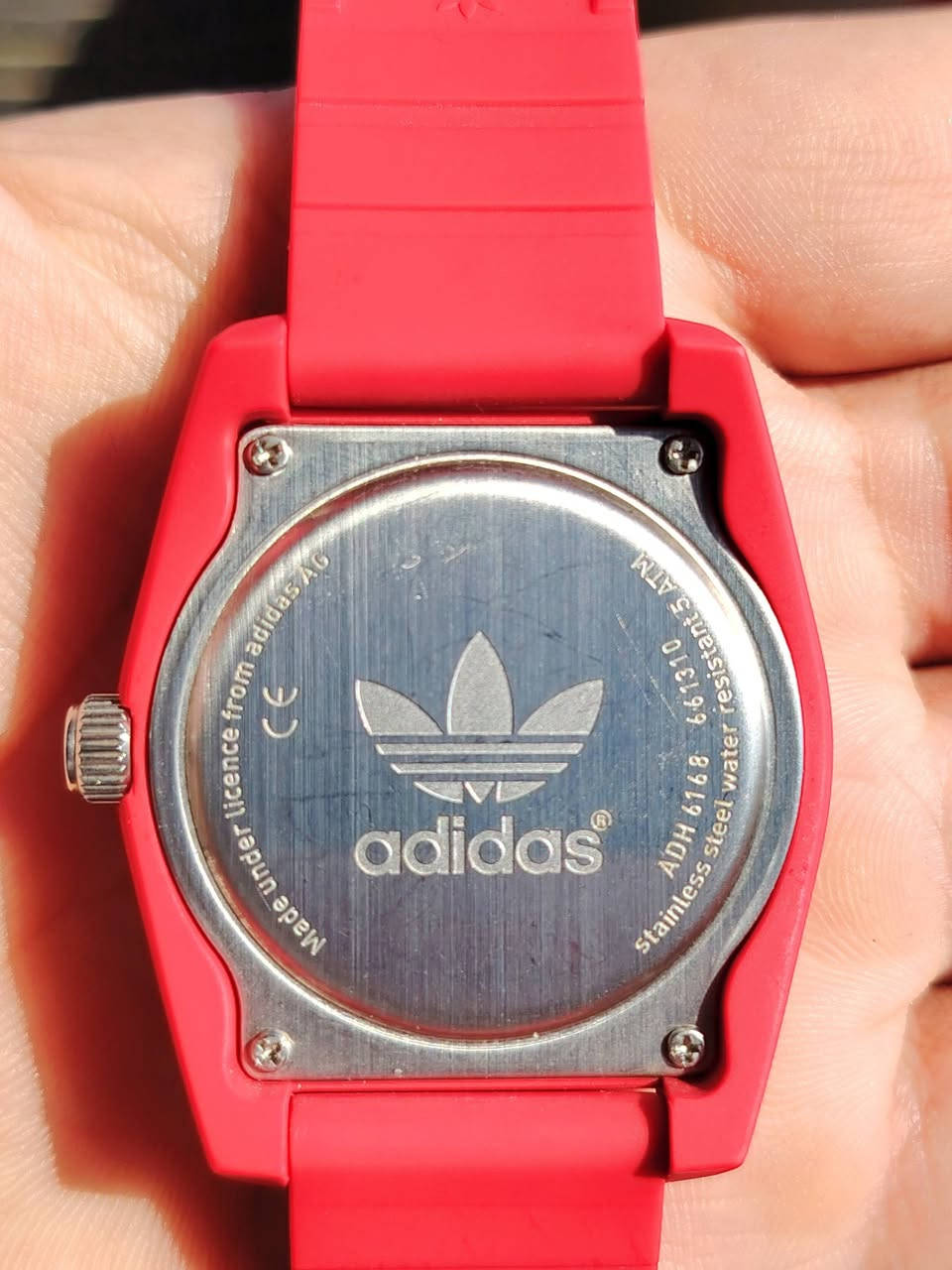 adidas ((( اصلي )))
ساعة تحفة 
النظافة ١٠٠٪
مصنعه من مادة الربر و يوجد فيه عطر جميل جدا
يُفرز عند التعرق 
القطر 44-45
السعر ( 50 )
و التوصيل مجاني 
***********

