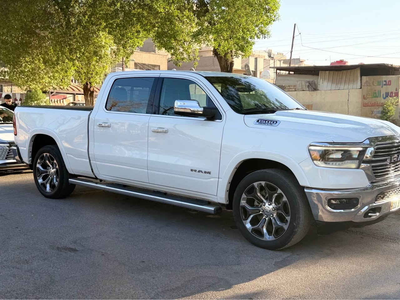 دوج رام 2022 لارمي 
فول مواصفات للاخير 1/1 عدا بانورما
حادث الصندوق 
المحرك: V8 5.7L
ماشية : 117 الف 
رقم  بغداد 
باب طويل المرغوب 
———————————————
مواصفات :
 
🟪بصمه تشغيل 
🟪نقطة عمياء 
🟪المصابيح الأمامية زنون.
🟪كشافات الضباب زنون. 
🟪المصابيح الأمامية LED.
🟪المصابيح الخلفية LED. 
🟪دخول ذكي (بصمة). 
🟪تشغيل عن بعد 
🟪المقاعد كهربائية مع ميموري.
🟪المقاعد الأمامية تبريد وتدفئة. .
🟪شاشة كبيرة تسلا.
🟪نظام ملاحة نفكيشن GPS.
🟪حساسات امامية وخلفية.
🟪مانع تصادم (Emergency Brake)
🟪مكيف خلفي.
🟪نظام اطفاء وتشغيل اوتماتيكي.
🟪المرايا الجانبية تدفئة. 
🟪باب الصندوق كهربائي.
🟪هاند بريك كهربائي.
🟪حساسات امامية. 
🟪حساسات خلفية. 
🟪مرايا مع خاصية التعتيم الذاتي
بيها هواي مواصفات 
 بإسمي تحويل مباشر 
السعر 270 ورقه 

مكان السيارة بغداد 
للإستفسار *********** بغداد, العراق

