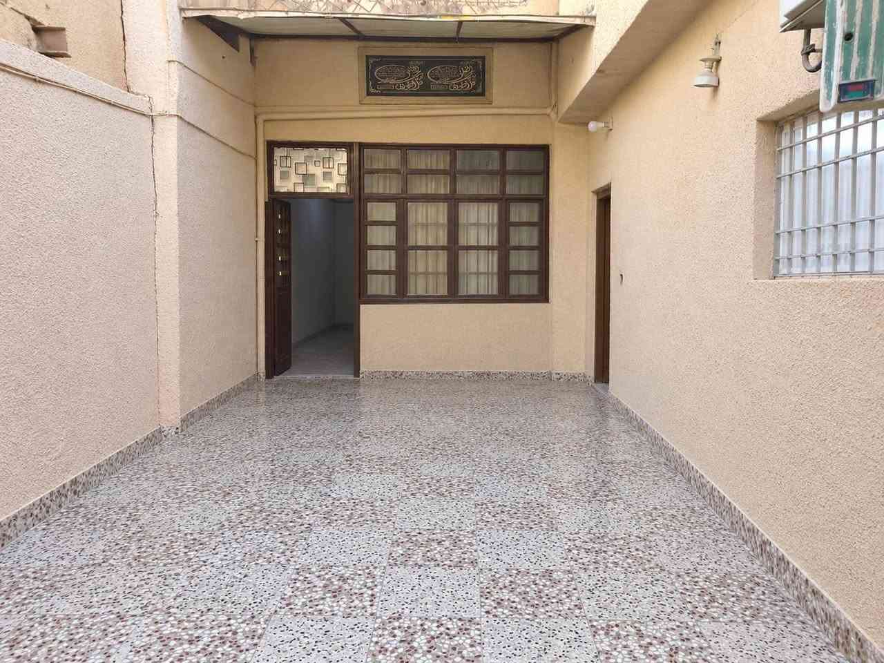 بيت للبيع المساحه ١٤٤ مدينه الصدر قطاع ٢٦ اول فرع بالقطاع و اول بيت بالفرع مقابل قطاع ٧٨ البيت طابقين
الطابق الأول استقبال وصاله ومطبخ وغرفتين وصحيات خارجي وداخلي 
الطابق الثاني غرفتين وصحيات وغرفه ثالثه فوك الاستقبال سندويش
البيت عكاده عالي عن الشارع السعر ١٩٠ وبي مجال بسيط للتواصل ***********
ملاحظه البيت مفرغ من الغراض بالذكاء
