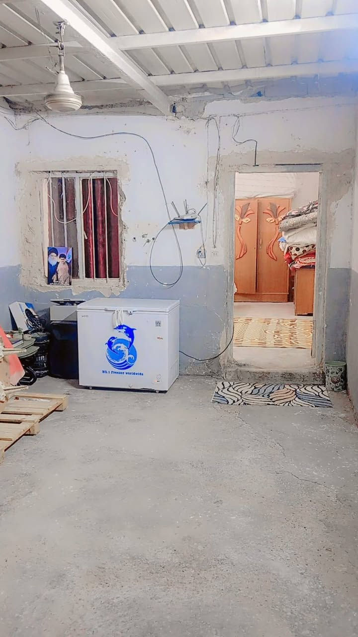 السلام عليكم بيت للبيع ج بحي السلام تجاوز جينكو فقط الغرفه الجوه ساندويش  نزال22 واجهته 4 يحتوي ع طرمه جبيره ممر خدمات مطبخ استقبال غرفه نوم مي وكهرباء وسحب وكلشي جاهز فقط البره يحتاج لبخ رح اترك رقم صاحبه بالمنشور ابو زينب  ***********
