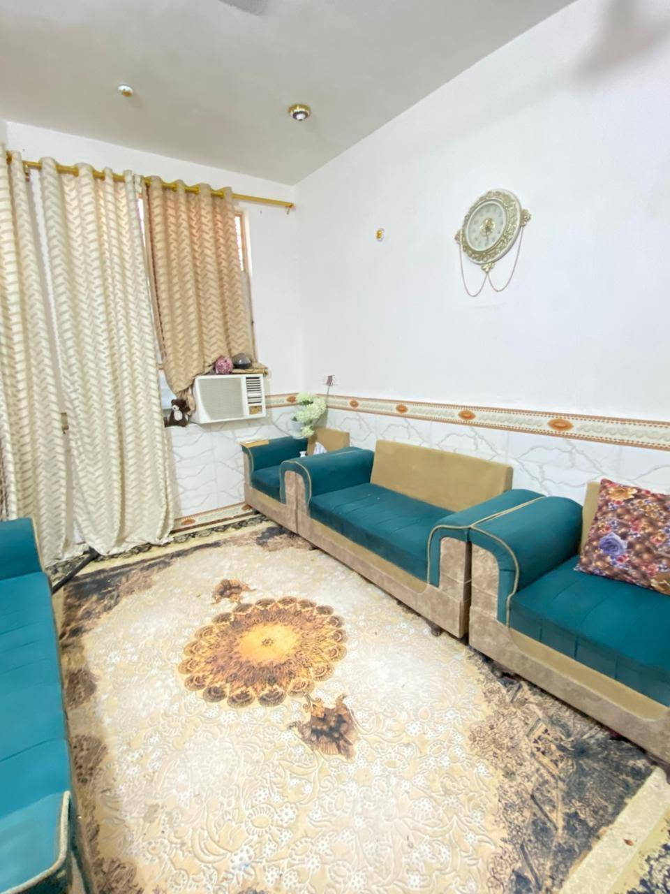 دار المساحه 100 متر 5/20  يحتوي على غرفه نوم 5/4 وكندور وصاله ومطبخ مجمع صحيات داخليه و خارجيه بالإضافة يحتوي على غرفه نوم وندور طابق ثاني بناء حديث بيع ع المبادرة أو نقد للاستفسار الاتصال على الرقم *********** عنوان نادر تاجيه قرب حسينيه ابو طالب
