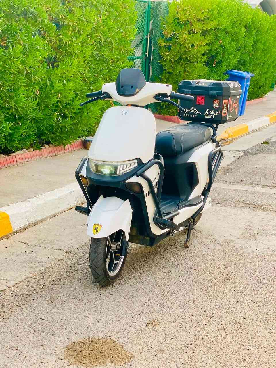 دراجه قرش 2025 مدرع 
6 بطاريات ع الفحص 
تمشي 50 كيلو واكثر ملف 2000
4 نمر سرعه 
سرعتها 85 حقيقي 75 بالويز 
بريكات هايدروليك امامي خلفي 
بيها نظام بارك 
بيها مثبت سرعه 
بيها مانع تزحلق 
بيها مانع انحدار 
بيها جنطه خلفيه كبيره 
بيها شويه كسر ومصلح نظافه 85 ‎%‎
بيها سويجين وكارت شاشه 
بيها لدات جانبيه 
سعرها 600 وبيها مجال بسيط 
مكاني اليرموك 
رقمي ***********
