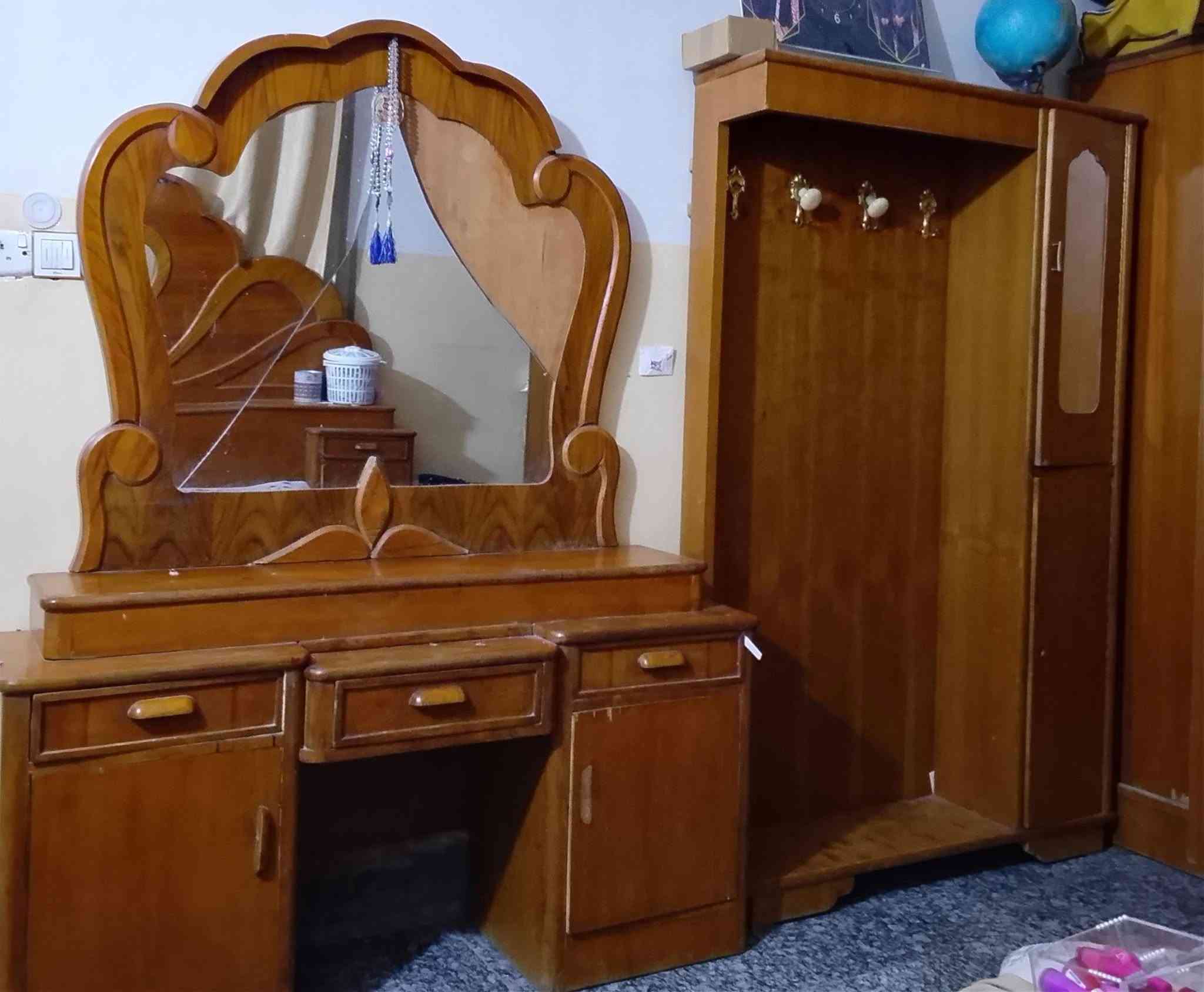 ميز مرياه وزاويه وجربايه سعرهم 125الف الرقم 780 501 1025
