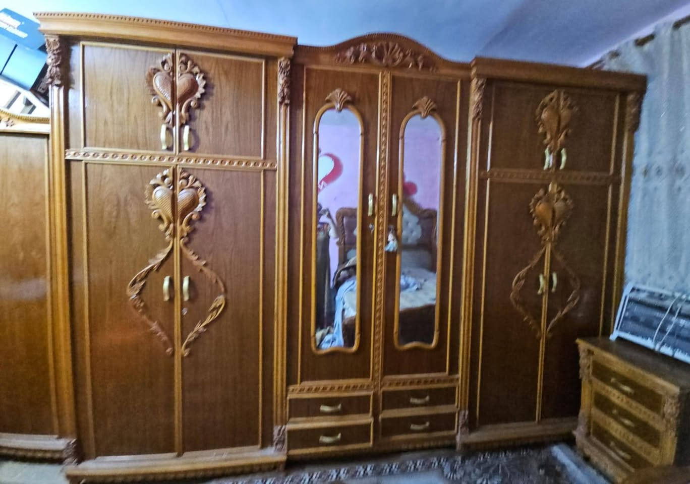 سلام عليكم غرفة عراقية نضيفة مية بالمية شخط مابيهه استخدام قليل كاملة وبعد وياهه ميز مال بلازمة مرتب ماكدرت اصورهه تجون وتشوفهه بعينك  مكاني بغداد الشعلة للاستفسار فقط ع الرقم 
***********
