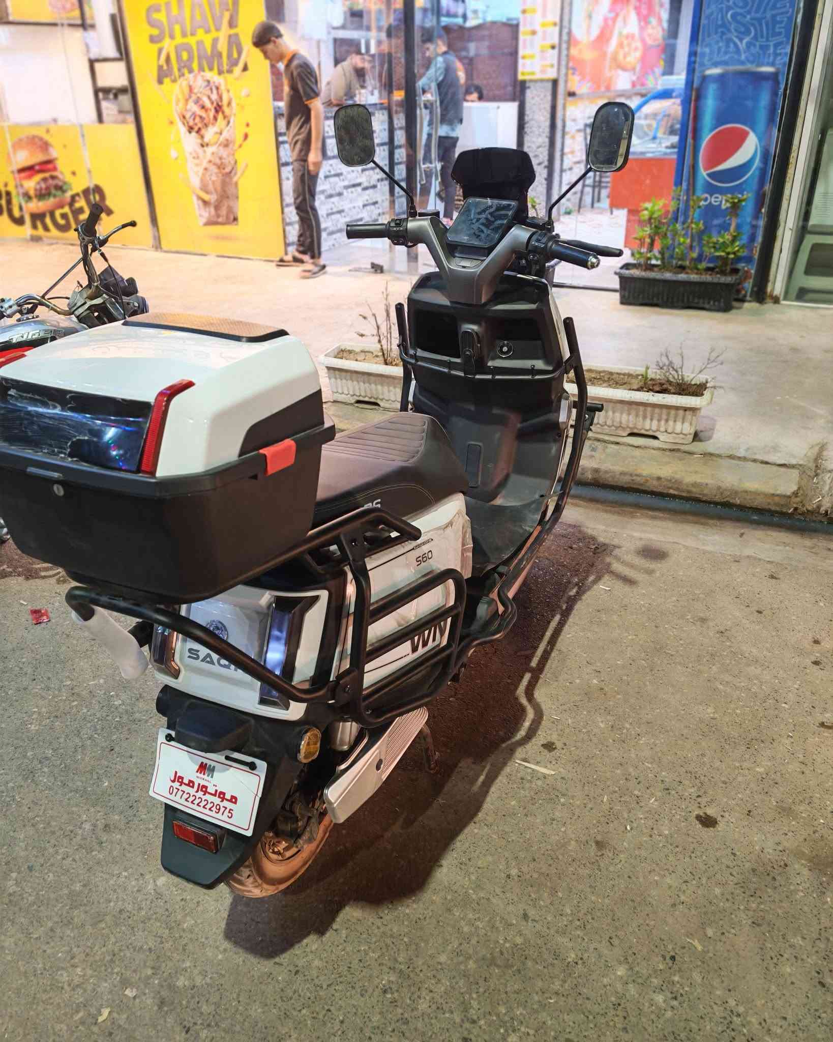 ماطور صاعقة معروفه مواصفاتو
لون ابيض
نظام abs
نظام رجوع الى خلف R
6 بطاريات گرافين مسطرة شرط فحص 
فول سرعة 
ملف 2500 
الماطور مستخدم شهر  فقط
نظافة 100 
اي خلل يرجع الماطور 
السعر مليون200وبي مجال بسيط
واتساب ***********
