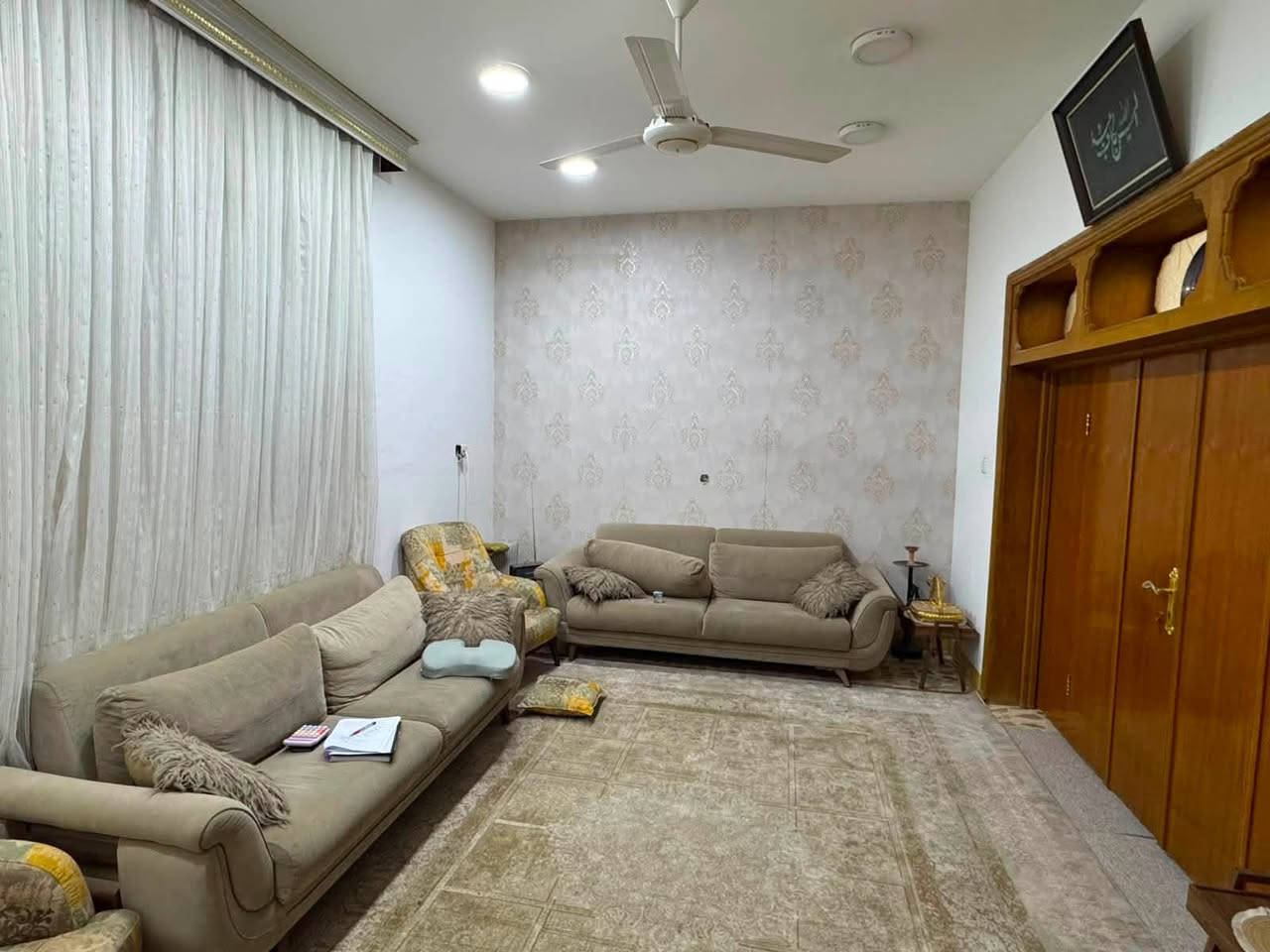 بيت للبيع بحي القدس الثاني قريب شارع البانزين خانه مساحة ١٠٠م مربعة بصف الركن طابقين الطابق الاول يحتوي على صالة واستقبال ومطبخ وصحيات عدد ٢ الطابق الثاني يحتوي على ٣ غرف وصحيات للاستفسار 
***********
