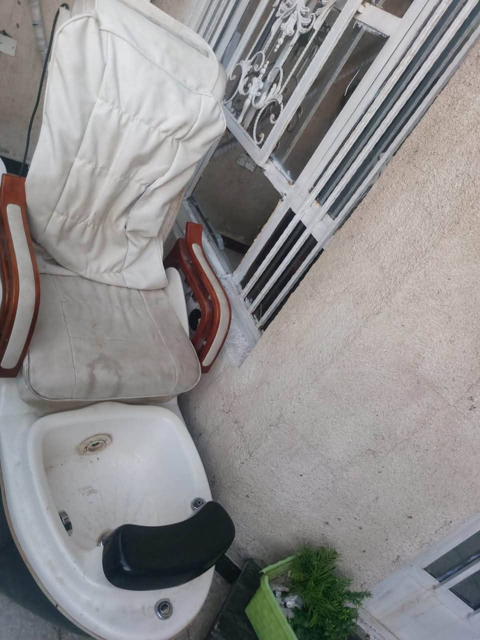 كرسي (Pedicure Spa Chair)بديكير وسبا لصالونات التجميل:
 المقعد: مريح ومبطن بجلد ، مع مساند أذرع خشبية أنيقة تحتوي على حامل أكواب مدمج.
 الحوض: حوض سفلي مدمج لغسيل ونقع القدمين، مزود بمسند قدم جلدي أسود وفتحات لضخ المياه (جاكوزي).
 التحكم: مزود بلوحة تحكم كهربائية جانبية، ومقابض لتعديل وضعية الكرسي.
 التمديدات: يحتوي على الأنابيب اللازمة لتوصيل وتصريف المياه.
 الحالة: مستعمل، الهيكل قوي ومتين جداً، ويحتاج فقط لتنظيف بسيط ليكون جاهزاً للعمل. السعر 800 الف 
رقم الهاتف ***********
