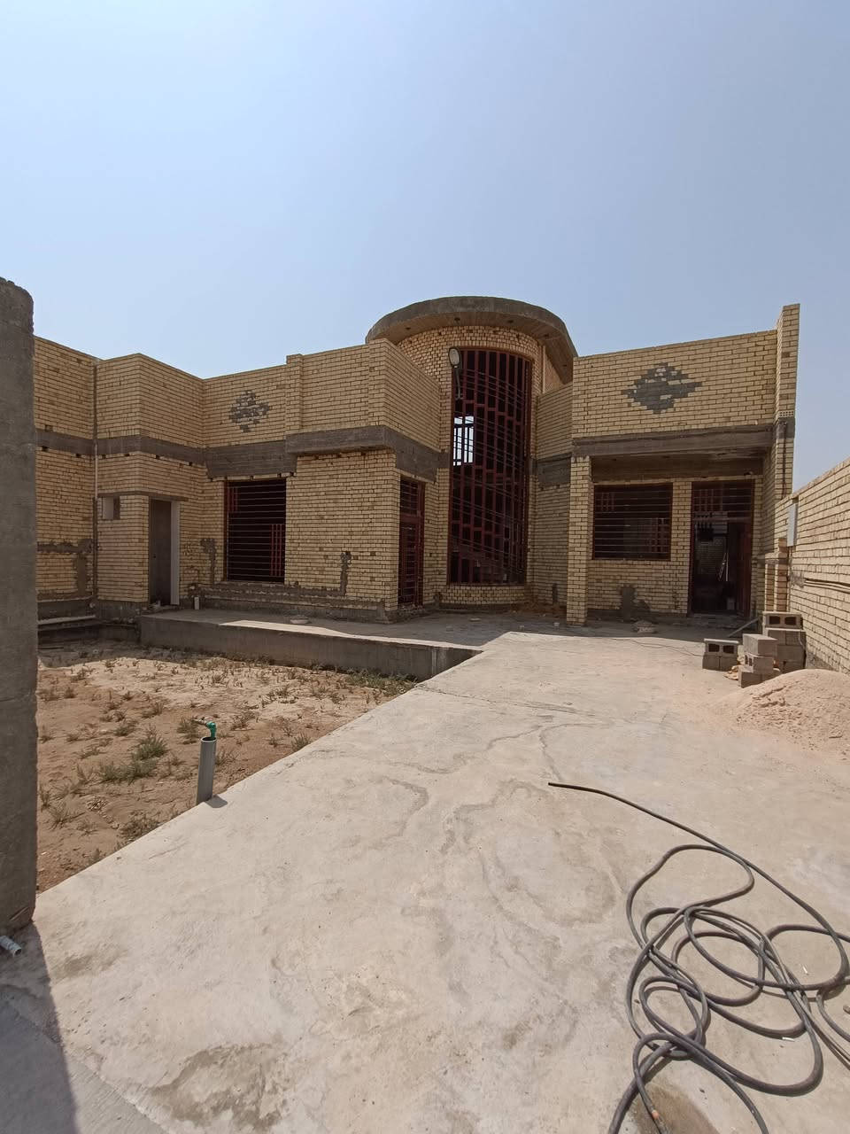 بسم الله الرحمن الرحيم
دار للبيع المساحة ٤٠٠ متر 
ركن على شارع ٨ تبليط 
مي وكهرباء واصل 
عقد زراعي طابو ٢٥ مروج معاملة تغيير جنس العقار من زراعي لطابو صرف 
بناء حديث سنة ٢٠٢٥ يحتوي على غرفتين نوم وصالة كبيرة واستقبال ومطبخ ومناور عدد ٢ حمام داخلي وخارجي 
مطبك كاشي والحمامات مطبكه سيراميك وكذلك المطبخ مطبك سيراميك ومأسس كهرباء كل البيت 
السعر المطلوب ٩٥ مليون وبيه مجال
الموقع الفلوجة حي السلام (البچويلة ) خلف الديزلات مقابل واطئة الكلفة 
 للتواصل 
***********
***********
