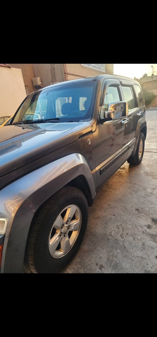 السلام عليكم 
جيب لبرتي مديل ٢٠١٢ سياره بلاديه بيها بابتين مرشوشات كلير ماشيه ١٢٧ الف مشدود بيها منظومه غاز  تبريد ثلج تايرات نظاف كهربائيات كاااااااامله  سياره فور ويل شغال كشنات بلاديه جديده تنته كنتاره  اسود  مري كهرباء ٥ راكب سياره نظيفه ماااااااابيهااااا.  ااااي نقص استخدام بيت مستعجل ع بيعتها  السعر  ٩٠ $  للاستفسار ***********

