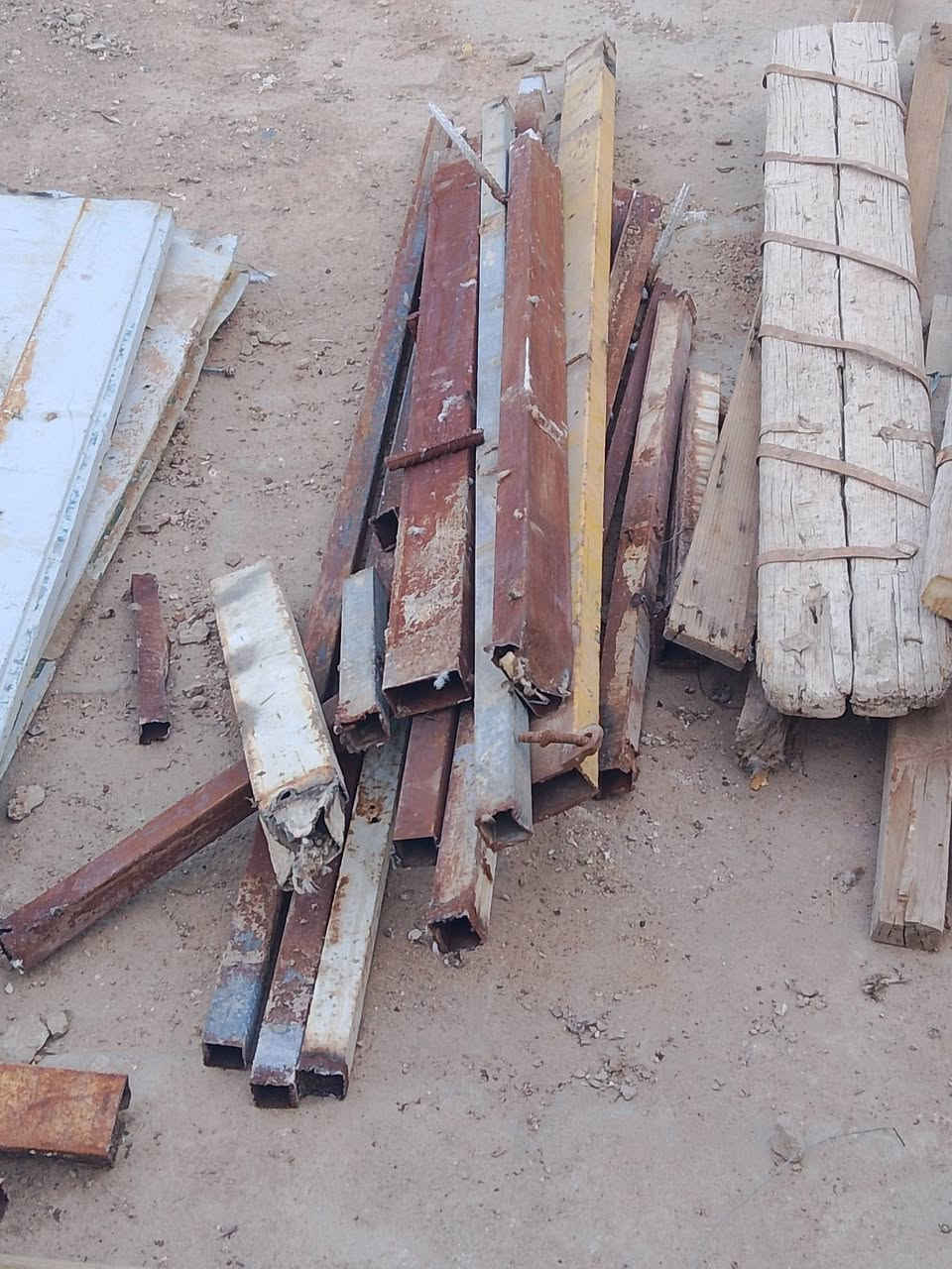 سلام عليكم سندويج العدد 5 طول 4 متار وعماريات العدد 4 ثنين طول 4 متار وثنين طول 5 متار وشخاط وبوري مربع شتريد ابيعك شوفت عينك مكان نجف ***********
