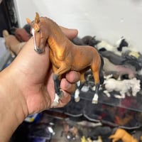 شلعه احصنه عربيه و اوربيه ماركات مختلفه السعر 10الاف شلع للقطعه الواحد...