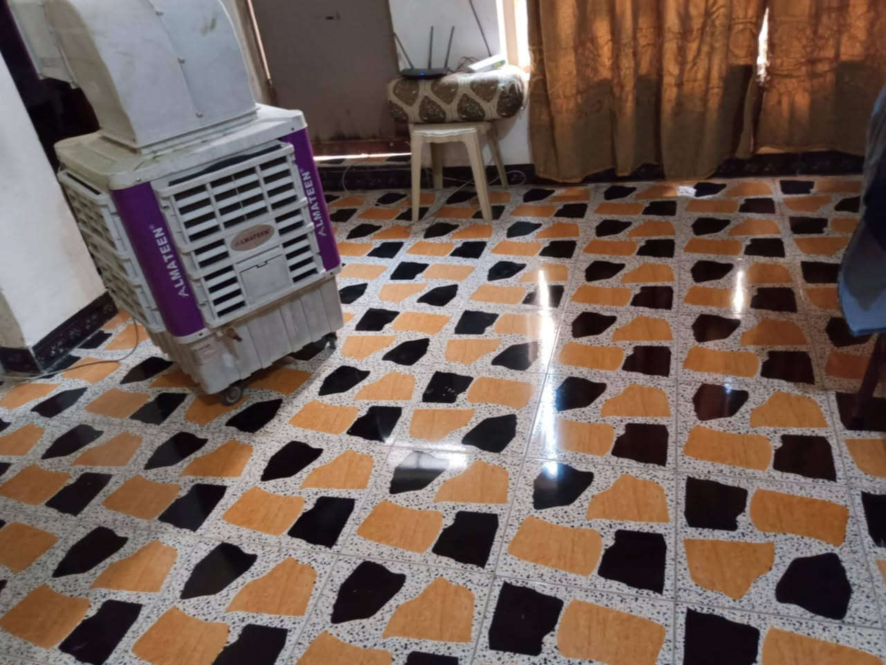 بيت للبيع مجاور مطعم حجي حسين عند باب مطبخه يبعد عن الشارع العام ٥٠ م طابقين الواجهة سبعة ونص والنزال عشرين متر اربع غرف نوم مع كل الملحقات السعر ٢١٠ مليون وبيها مجال للشراي رقم الهاتف *********** وب واتس
