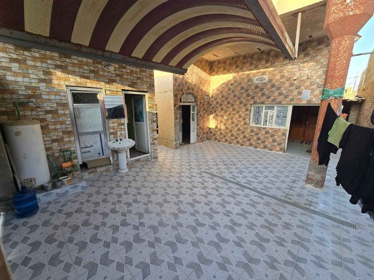 دار سكن للبيع العنوان ديوانيه حي العسكري الثاني قرب جامع الحسين عليه السلام المساحه 200 متر البناء طابوك عكاده طابق واحد يتكون من 3 غرف نوم 💤 وصاله وبراني ومطبخ وصحيات وداخاليه وخارجيه الصطح كاشي ارضيت البيت كاشي البناء درجه اولى عالي عن الشارع سعر البيت 100 يرهم مراوس احسب  الانتفاق ***********
