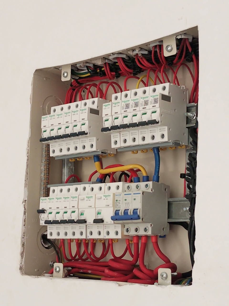 ⚡ خدمات كهرباء متكاملة ⚡
🔹صيانة منازل ومحلات 🔧
🔹تأسيس بوردات وسيطرة (ATS) حسب الطلب
🔹أعمال البوري والسيمنز بدقة وجودة عالية
🔹أسعار مناسبة وخدمة سريعة
📍 الانبار،  الرمادي 
📲 ***********
👷‍♂️ الكهربائي:مروان عبود
#كهرباء #بوردات_سيطره #تأسيس_كهرباء
