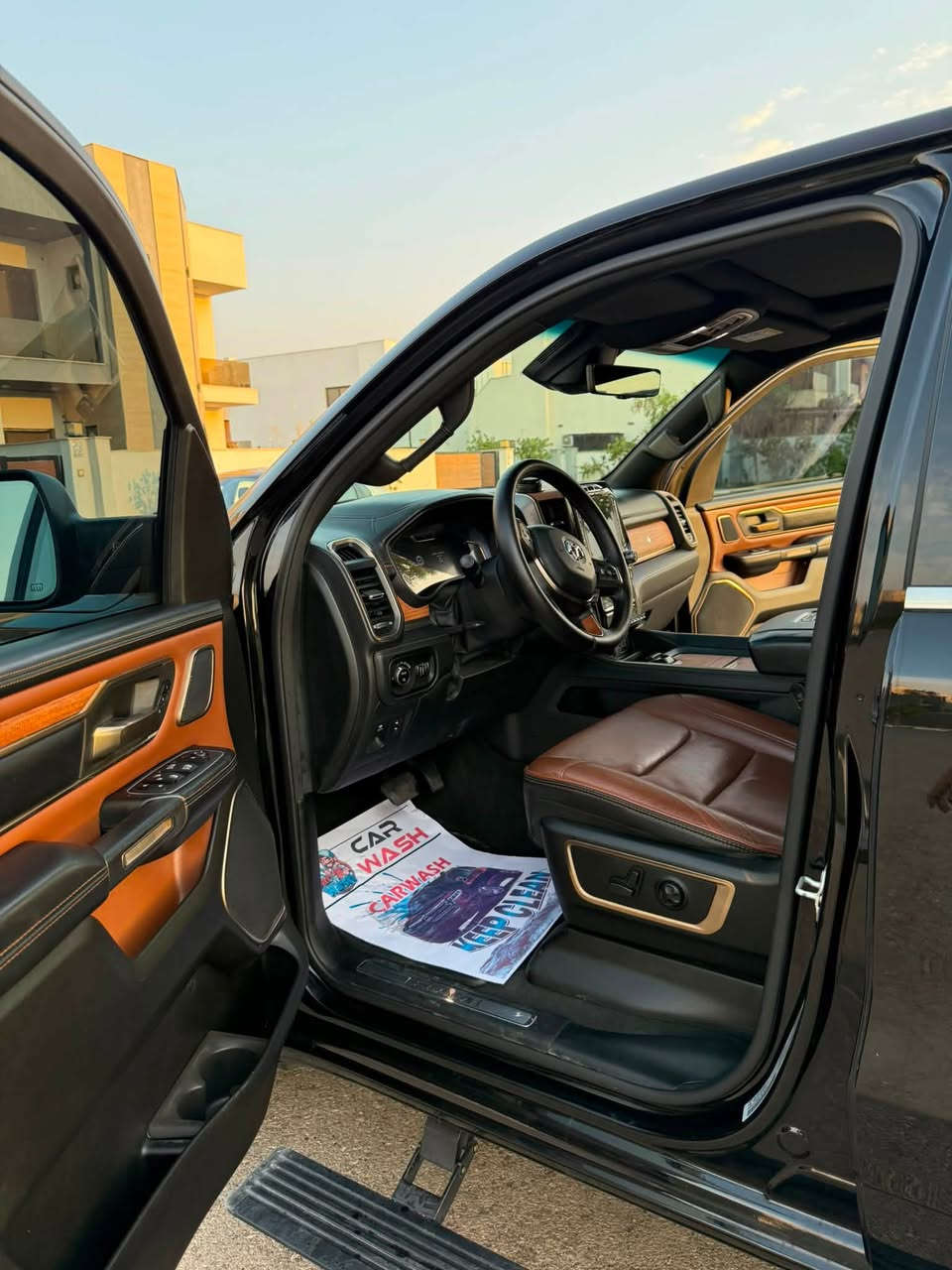 تتوفر دوج رام 1500 Limited Longhorn موديل 2023 باللون الأسود، بمواصفات فاخرة وأداء قوي، وممشى 68,000 كم.

المواصفات والتجهيزات:

• محرك 5.7 HEMI V8 بقوة 395 حصان
• دفع رباعي 4×4
• ناقل حركة أوتوماتيكي 8 سرعات
• فل أوبشن
• مقاعد جلدية باللون البني
• تبريد وتدفئة المقاعد
• فتحة سقف بانوراما
• شاشة قياس 12 إنش
• كاميرا وحساسات
• تشغيل ودخول بالبصمة
• جنوط أصلية
• السيارة مغلفة بيديف
• تضليل 80%
• رقم السيارة: دهوك

السيارة بحالة ممتازة، مع وجود صبغ في البَنيد بمقدار إصبعين، وصبغ فوق الجامرلك بمقدار إصبعين.

السعر والموقع يحددان عند التواصل.

للاستفسار، يرجى التواصل على الرقم:
***********

RAM 1500 Longhorn 2023 — فخامة وقوة HEMI V8 🇺🇸🔥
