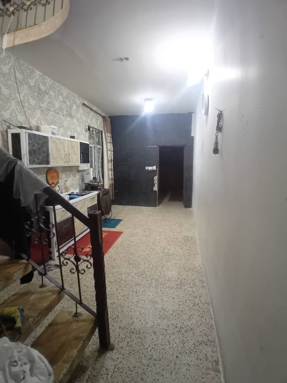 السلام عليكم بيت البيع ١٠٠ متر حي البساتين فرع اسواق ابو رسل ثالث تقاطع البيت كامل طابق ونص كاشي اشتايكر  السعر ٧٠ وبيه مجال رقم *********** اني مكلف بل نشر سند اصفر
