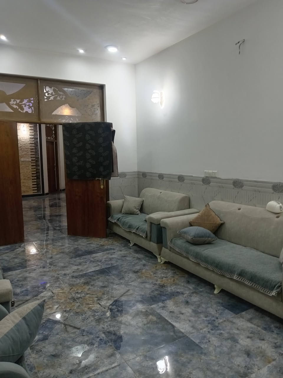 بيت 150 متر 7.5 *20 طابق واحد مؤهل طابق ثاني يحتوي غرفو وصالة وهول ومطبخ ومجمع صحي وصحيات خارجية المكان شارع 80 خلف مول نون طابو 25 اصولي الاستفسار *********** متواجد واتس اب
