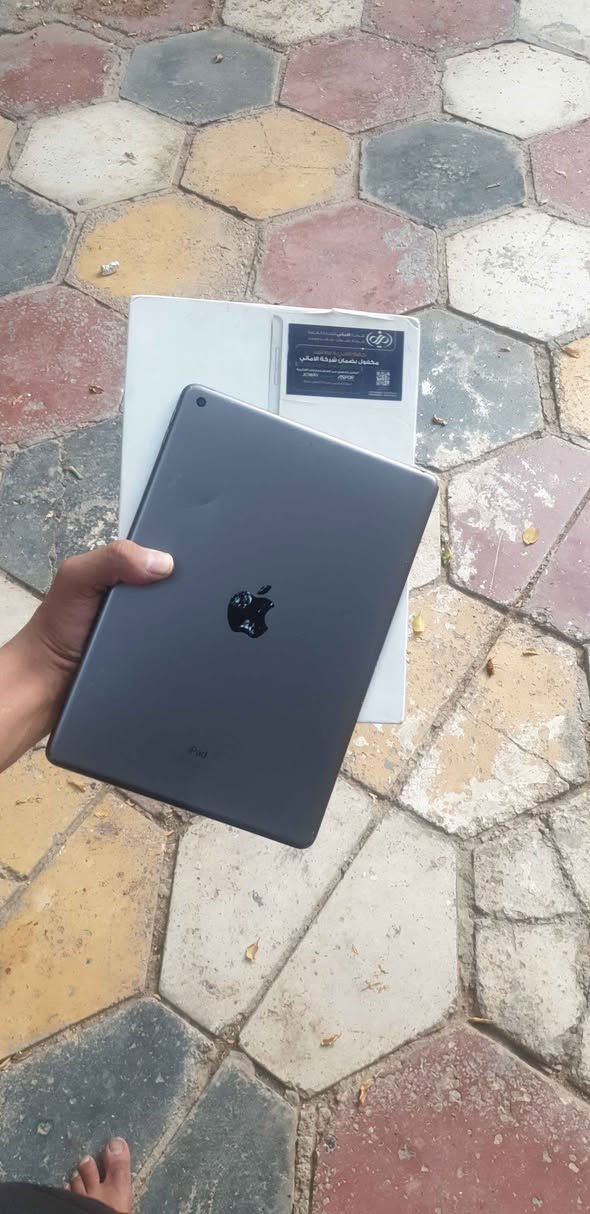 الموديل: آيباد الجيل التاسع (Wi-Fi).

​الذاكرة: 64 جيجابايت.

​اللون: رصاصي (Space Gray).

​النظام: محدّث لنسخة iOS 27 Beta، يوفر تجربة سلسة مع أحدث الميزات.

​الملحقات: يأتي مع العلبة الأصلية، بالإضافة إلى كفر حماية بلون أخضر غامق (بحالة ممتازة جداً ويحمي الجهاز بالكامل).

​حالة الجهاز:

​الشاشة: نظيفة جداً وبدون مشاكل (كما موضح في صورة شاشة الترحيب).

​الأداء: الجهاز شغال بصورة طبيعية وسلسة ومناسب جداً للدراسة، التصفح، والألعاب.

​ملاحظة للأمانة: يوجد خدش سطحي في ظهر الجهاز أسفل شعار أبل (لا يؤثر نهائياً على الاستخدام أو الأداء، ويختفي تماماً عند وضع الكفر).

للتواصل رقم( *********** ) ناصرية, ذي قار
