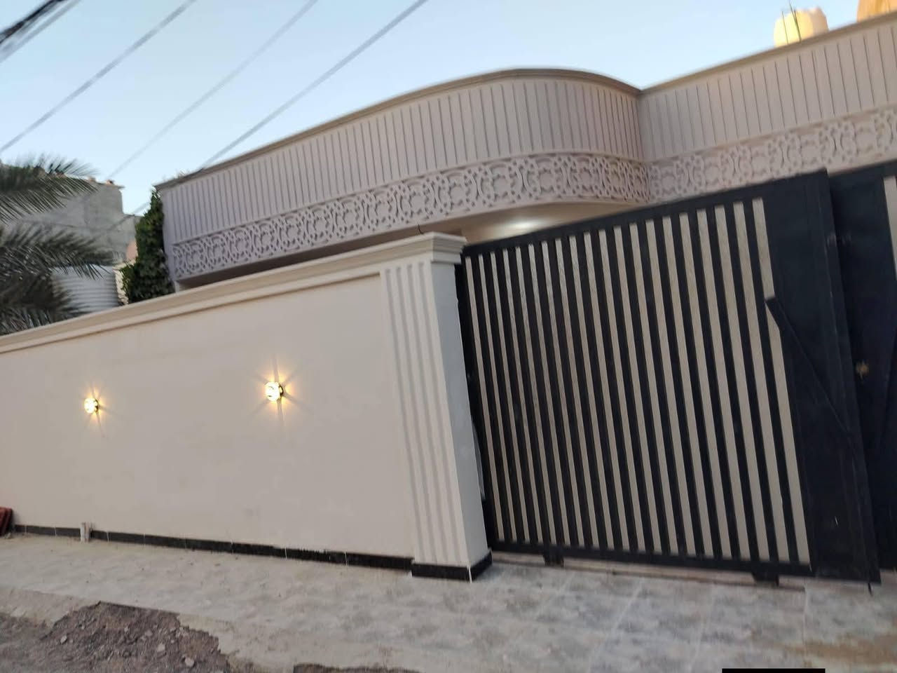بسم الله.. 🤲 دار للبيع 🏡٢٠٠ متر قاط واحد.. 10 في 20 .. طابو زراعي🧾 سند 25 ملك صرف) يحتوي الدار ع استقبال +مطبخ  +صاله +غرف نوم 2 + ميتونه + مناور + 🏫صحيات داخليه و خارجيه..  العنوان دور الزراعه الثالثه قرب تقاطع القدس..  السعر 100 وبي مجال 🏤. للاستفسار الاتصال على الرقم ☎️ ***********
