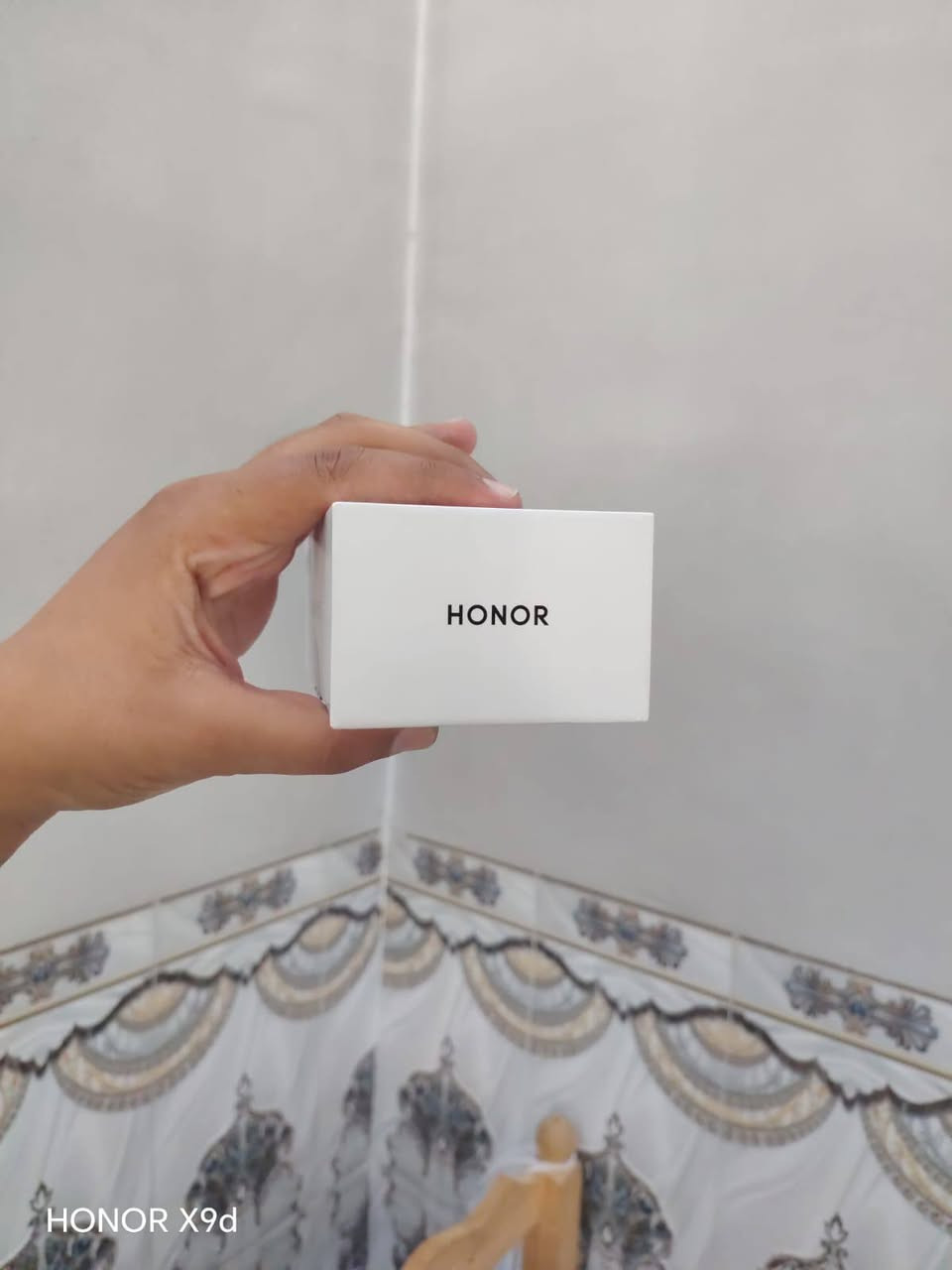 هونرx9D للبيع بعده بلكارتون اللون المييز رام/12  /***********

نص مكتوب في الصور:
- HONOR X9d