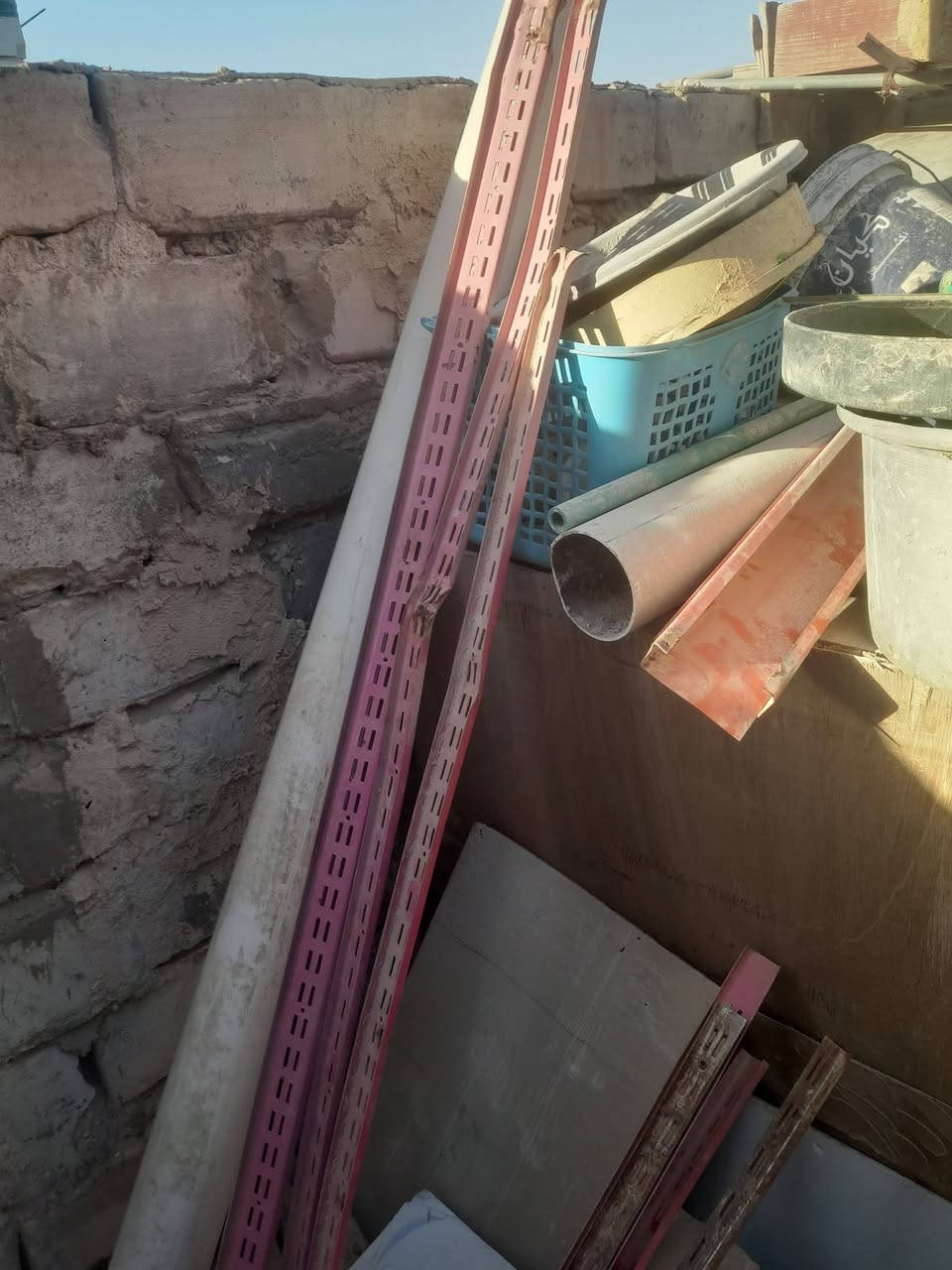 رفوف للبيع السعر ١٢٥ وبيها مجال مكان نجف حولي شارع ٦٠. 
للاتصال على الرقم *********** .
