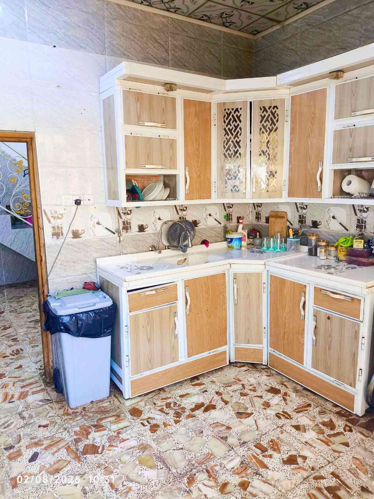 يا الله بيت للبيع 100مربع(( معه الاثاث 🪑)) 
طابو زراعي سند 25
((بي نسخه سندج📋))
(( بلخط الاول))   
قريب عل شارع 

بناء طابوك
اساس او سقف صب مسلح 

البيت يحتوي على 
غرفه نوم🛌
 صاله مطبخ👨‍🍳
 ستقبال 
صحيات داخل او خارج 

سعر 45💵💲معه مجال 

العنوان نجف الاشرف مقابل قرية الغدير الاولى شارع الصب عمود 269 
شارع((دوان بني خالد)) 
***********
