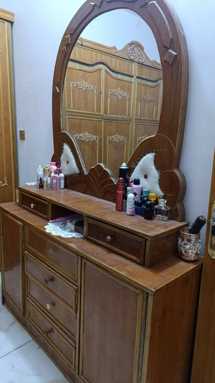 السلام عليكم غرفه صاج طابقين 6  بيبان نضيفه بس عوزها تلميع  يدات  السعر  325 بيها مجال العنوان كربلاء حي السلام الاتصال ***********
