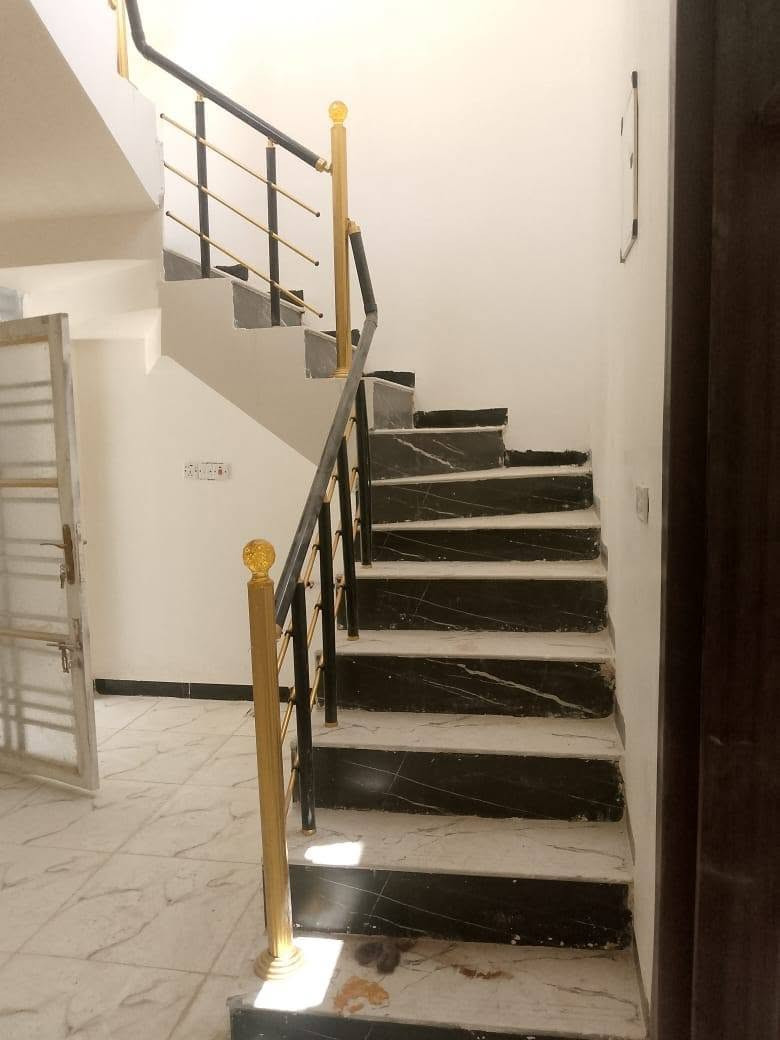 بيت للبيع المساحه 170متر طابو زراعي سند 25 تحويل أسهم بأسم المشتري.. يحتوي على غرفتين نوم وصاله ومطبخ وستقبال وصحيات داخلية وخارجيه وكراج سياره//كافه الخدمات ماء كهرباء تبليط عرض الشارع (8متر) عنوان البيت طويريج حي الجمعيه شارع المدينه المنوره..///للتواصل (***********) أو مراجعه المكتب مكتب المهندس للعقار طويريج حي الجمعيه /////(♕♕)   
((ملاحظه البيت غير مسكون... جيب غراظك وأسكن))
