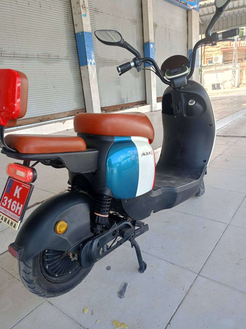 دراجه نضيفه جدا شحن 4 بطاريات سرعه 60 شحن 4 ساعات تمشي بشحنه وحده 70 كيلو السعر 300, وبيه مجال 
*********** وبيه واتساب
