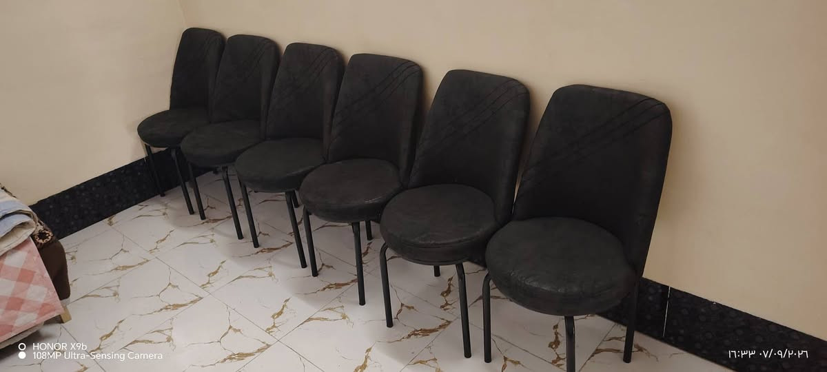 ميز طعام حيل نضيف مع6 كراسي الميز يتصغر ويتكبر عرض80 سم طول الكبير 168سم طول مصغر129سم السعر120 الف مكاني حي السماح رقم الاتصال *********** والخاص مفتوح
