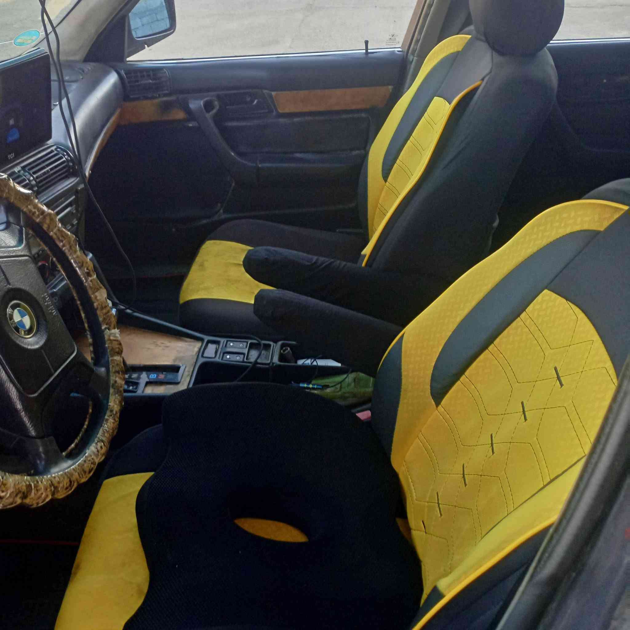 السلام عليكم 
BMW - 525
محرك مسكر (كبس)  
كير اوتماتيك 
صبغ عام بيها ( بيها كصه بالقمارة )

رقم كركوك دولي 
تحويل وكاله

اليسارة حلوه يرادلها شوي ترتيب 

مكانها : صلاح الدين - الزوية 

السعر : 43 وبيها مجال

هـ : ***********
