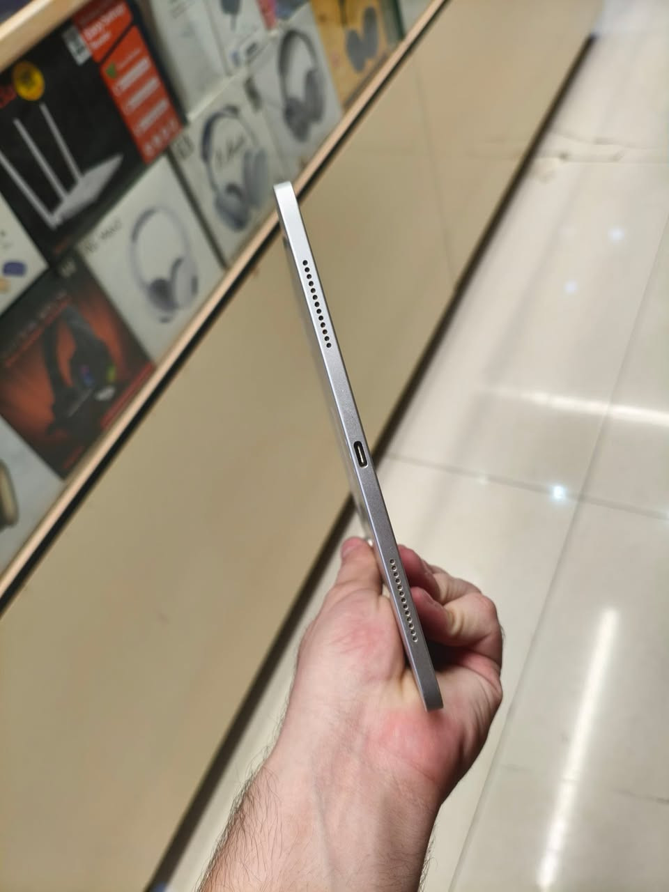 :
🔥 iPad Pro 11-inch | وحش الـ 120 فريم ببجي! 🔥
للبيع أيباد برو (11 إنش) نظافة 99% (أخو الجديد) – الجهاز بدون ملحقات، عملي وقوي جداً للألعاب والمهام الثقيلة!
⚡ المواصفات:
الذاكرة: 256 جيجا
البطارية: 85% فما فوق
الأداء: يشغل 120 FPS بجميع الألعاب
✨ المتوفر: قطعتين فقط!
💰 السعر: 580 ألف (وبي مجال بسيط)
🚚 توصيل: متوفر لكافة محافظات العراق
📞 للطلب والتواصل (خاص أو واتساب):
***********

