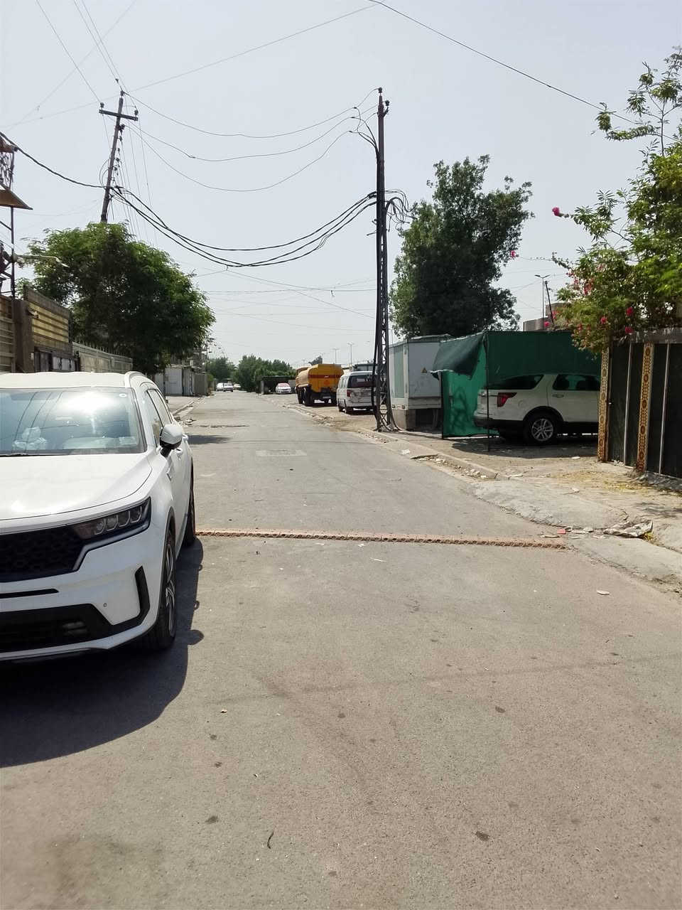 بيت للبيع مساحة ٧٢ م  الواجهة ٩ والنزال ٨ ، قديم يعتبر قطعة أرض يقع على ٣ شوارع ( شارع تجاري) مع رصيف  ٥ متر وتشجير أمام البيت ممكن يستغل كحديقة .
البيت ممكن يكون للسكن او الاستثمار محلات تجارية .
الموقع مدينة الصدر قطاع ٥٥ج مجاور مدرسة الكرامة الابتدائية الشارع المؤدي إلى مدينة ألعاب وسوق الوحيلات للاستفسار الاتصال 
***********
