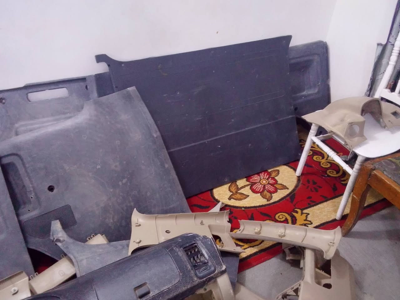 سلام عليكم غراض جنبي اج بي للبيع دشبول كامل سعره 100 ألف وبي مجال
بطاين ابواب سائق وباب صدر 60 الف 
وبطاين خلفية سعرهن 75 ألف 
ويوجد ظفيرة كاملة نظيفة جدا بسعر 150 ألف 
اتصال ***********
