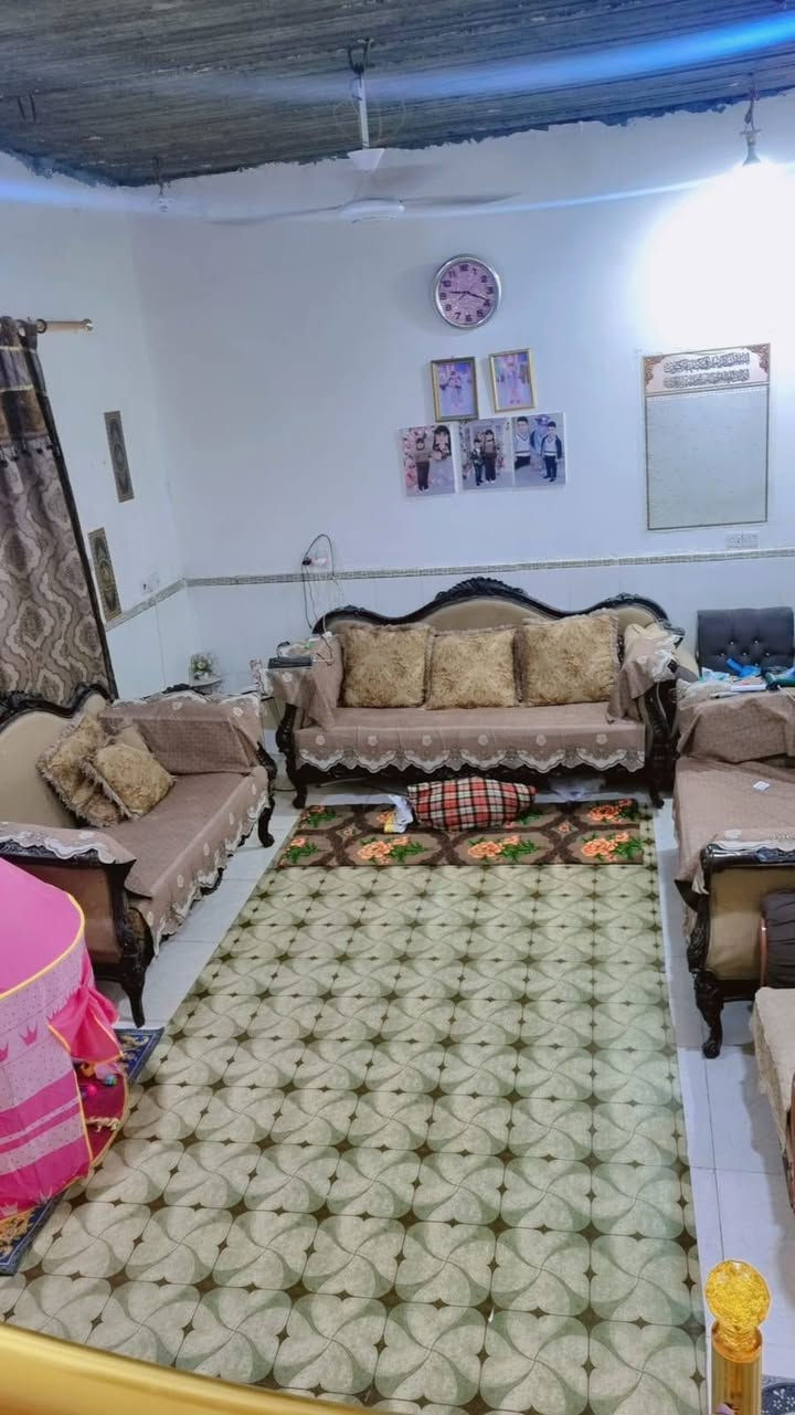 مساحة ٢٠٠ متر 
طابو صرف زراعي نموذج ٢٣ 
اربع غرف طابقين 
السعر ٩٥ وبي مجال 
*********** البصرة, العراق
