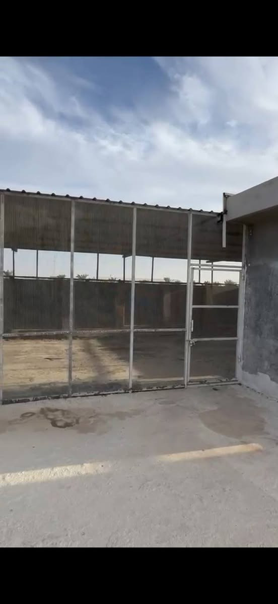 السلام عليكم 
عندي 2 محميات للبيع 
أول وحده الطول 11 متر وعرض 8
الثانيه الطول ١٢ والعرض 8 
حديد درجه أولى ثقيل
***********
العنوان بغداد الغزالية
