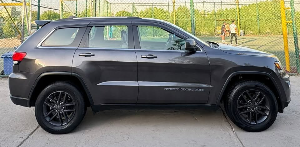 السلام عليكم 
جيب لاريدو 2019 
وارد امريكي حادثها جامرلخ وبنيد رقم بغداد باسمي محرك 6 سلندر كشنات كهرباء تشغيل عن بعد مانع نزلاق نضام سبورت اشاير بل مري هواي مواصفات بيها مكان سياره ديالى ***********
