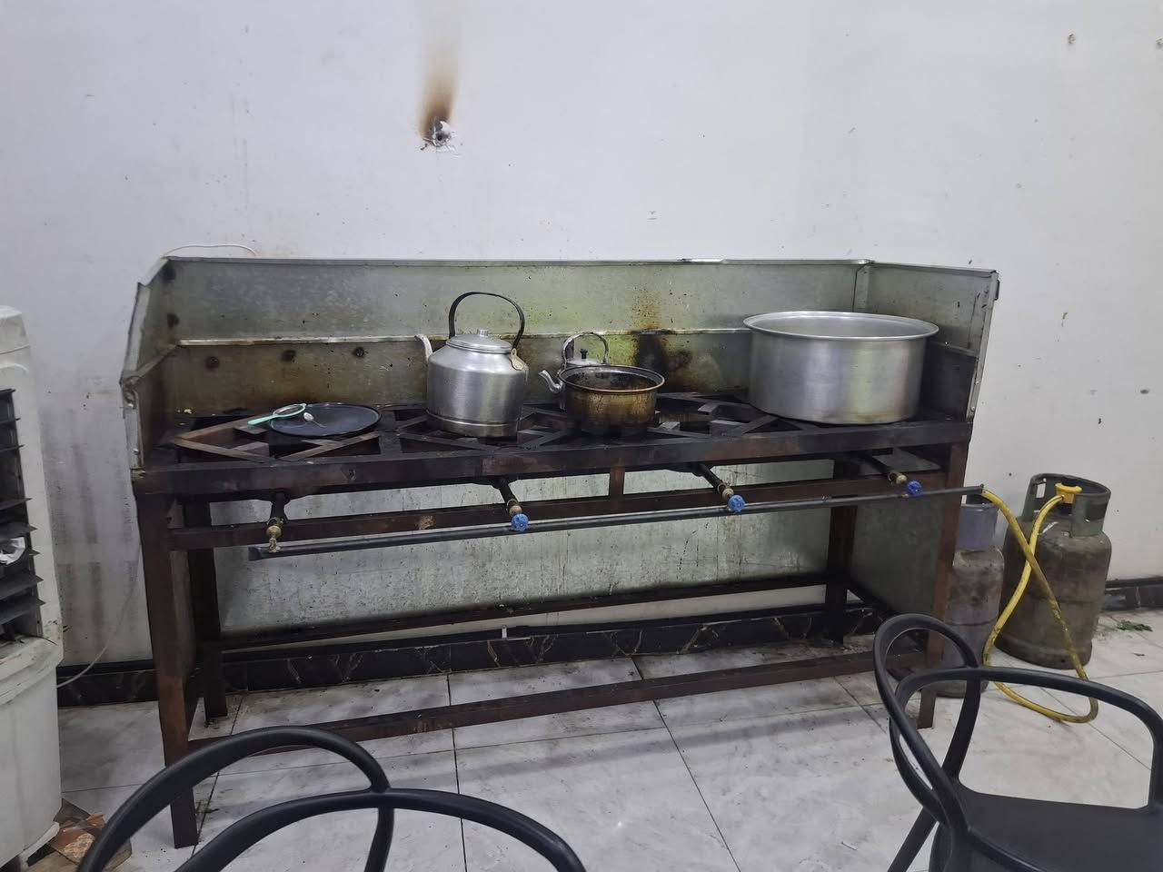 السلام عليكم غراض للبيع ميوزه عدد٦ مع كراسي وطباخ اربع عيون وكرين بركر وجمبر جاي مع طباخ وقواري ومنفلة كباب  وميزان طول مترين مرمر ثقيل مكاني واسط ***********

