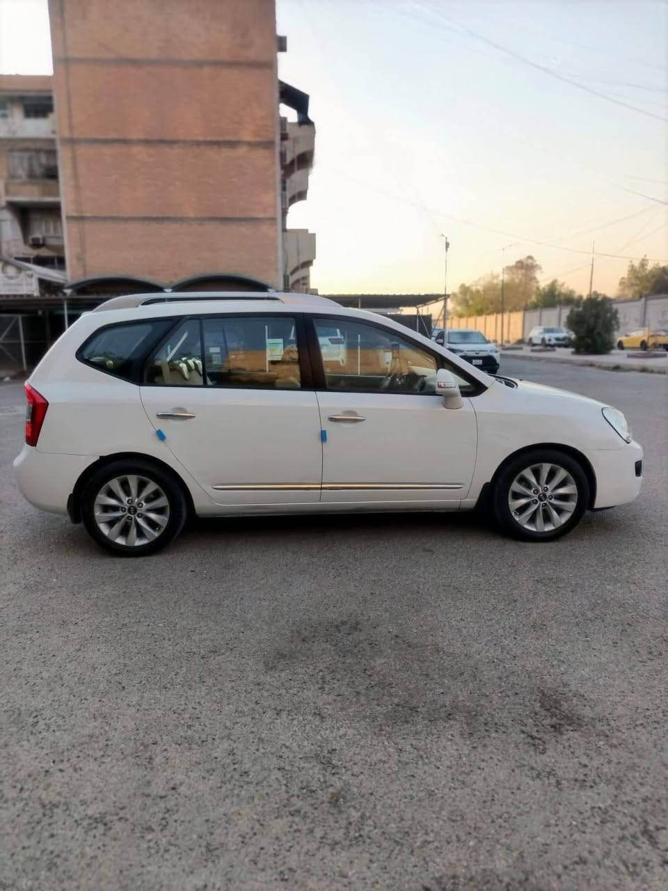 سلام عليكم كيا كارنز مديل ٢٠١٣ وارد خليجي جديده جدا وجاهزه مكينه وكير مامفتوحات برغي ما مفتوح بيهن تبريد وصدر أمامي خلفي وتخم تاير جديد ماشيه ١٥٥ حقيقي دواخل جدد مثل ما موضح بل صور وبل عافيه ع ياخذها سنويه وهزه جديده رقم نكليزي دولي جديد 
مواصفات السياره .. 
فتحه سقف 
مري شفط + اشاير 
كشن كهرباء
سبعه راكب  
شاشه + كامره دواره + كامره أماميه 
سايد بريك بل رجل 
قطعتين تبريد 
سويجات عدد ٢ مال شركه 
بيها صبغ جاملق أمامي وخشم لبنيد وكصت لقماره يم لفتحه اثر تكشير تعرفون بل خليجي يكشر صبغه 
للعنوان سياره بغداد 
رقم الهاتف *********** 
السعر ١٠٧ وبيها مجال بسيط

