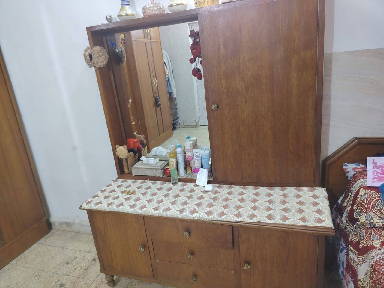 السلام عليكم
غرفه ست بوب وملحق صاج داخل وخارج مع الملحقات للبيع ٥٠٠ الف وبيها مجال للطيبين مع صوميا ***********
