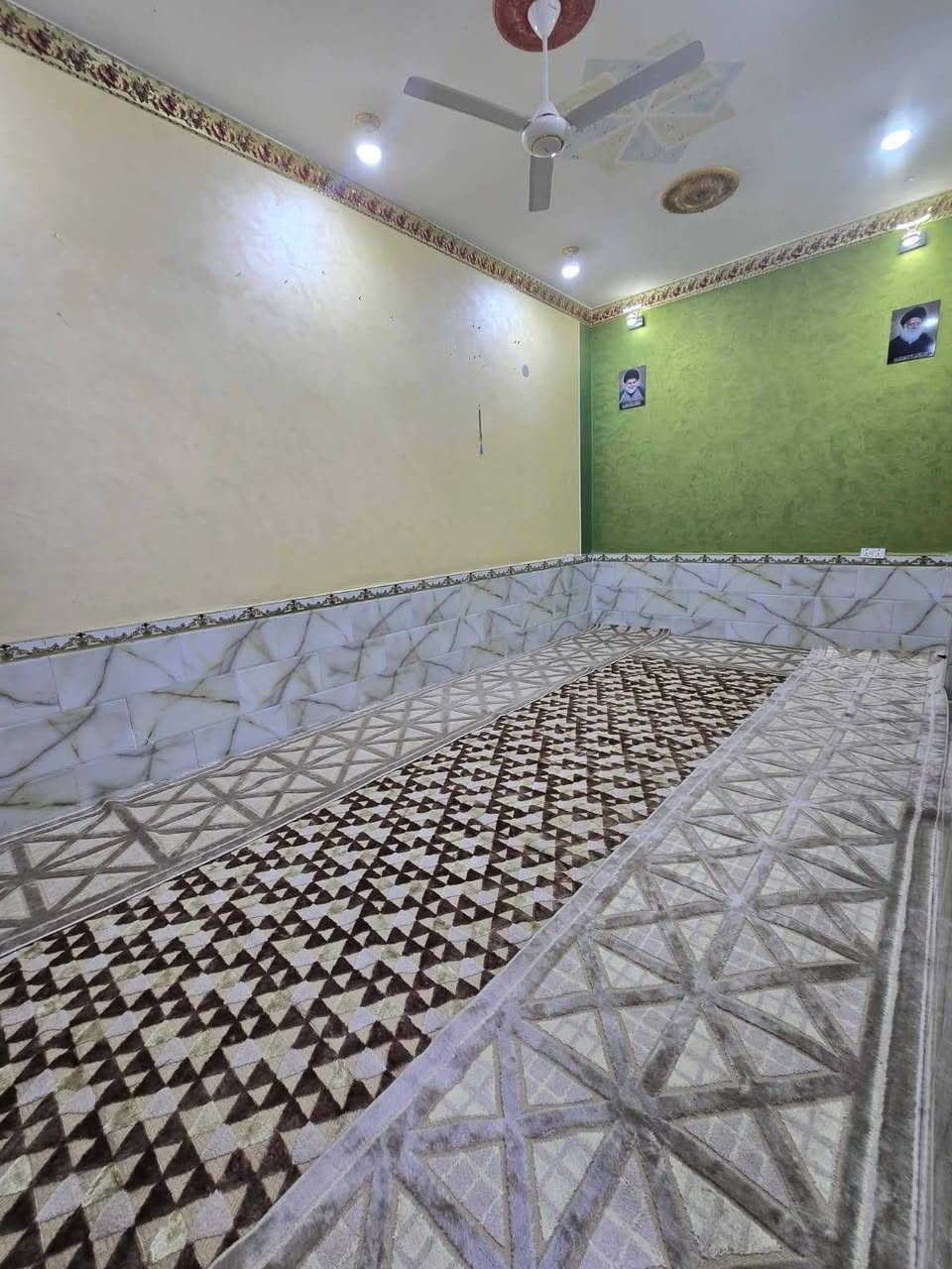🏡 بيت للبيع – فرصة مميزة

📍 الموقع: خنيطلة – خلف بيوت سيد مصطفى.
✅ تبليط إلى باب البيت.
✅ منطقة هادئة ومخدومة بالكامل.
✅ تتوفر جميع الخدمات: ماء، مجاري، كهرباء.

📐 المساحة: 250 م² (واقع الحال أكثر).
🏗️ نوع البناء: طابوق وسقف كونكريت، شغل درجة أولى وتحت إشراف هندسي.

تفاصيل البيت:
🔹 استقبال.
🔹 صالة استقبال.
🔹 صالة داخلية.
🔹 غرفتا نوم.
🔹 مطبخ حار/بارد.
🔹 صحيات داخلية وخارجية.

✨ بيت مرتب وجاهز للسكن، في موقع مميز وبيئة هادئة.

📞 للاستفسار والمعاينة، تواصلوا معنا عبر الخاص أو واتساب. *********** ذي قار سوق الشيوخ خنيطله شارع الكراج 

#مكتب_الضامن_للعقار #ذي_قار #سوق_الشيوخ #خنيطلة #بيت_للبيع #عقارات #بيع_وشراء_العقارات #استثمار #عقار_العراق
