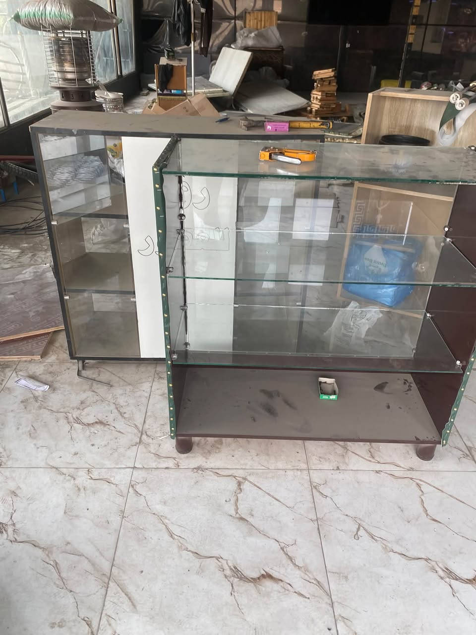 ميز كاشير وميز جانبي
فاترينات وجه جام والرفوف ايضاً عدد ٣
قيم وانطي سعر بالي يرضي الله ***********
