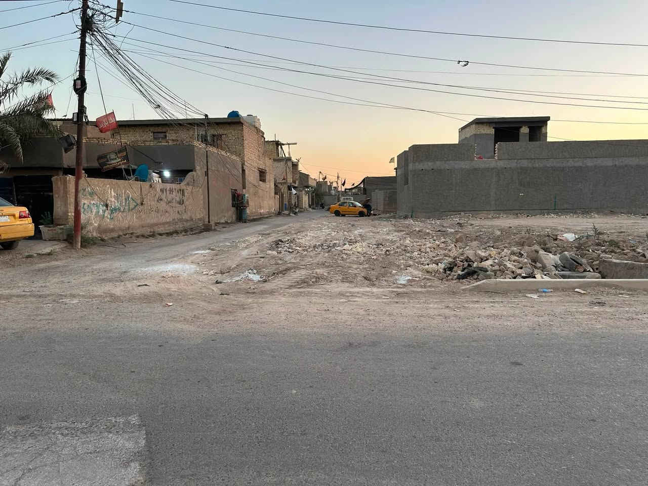 قطعة ارض للبيع مساحتها الكلية ٢٤٥ واجهة ٧.٨٠ و نزالها ٣٥ م  القطعة بدكوني من الاخير تصير واجهتها ٥.٥ م 
ركن على شارعين العريفية الشارع العام قرب السكلة في شارع محمد الجواد عليه السلام التواصل على هاذ رقم ***********
