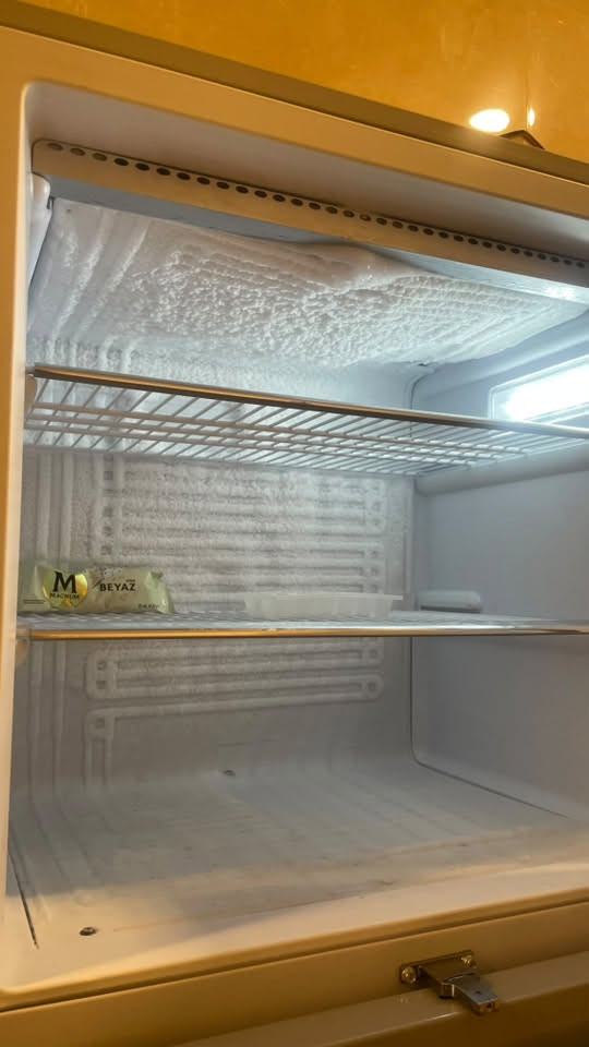 ثلاجة للبيع
نظيفة جداً مابيها اي مشكلة

تبريدها ممتاز

شركة الحافظ كومبريسر LG

الحجم الكبير الفريز جداً كبير

ملحقاتها كاملة

 لونها كلش حلو سلفر

العنوان بغداد 

اللي يريدها التواصل على هالرقم

***********

 هاتف او وتساب

قياساتها : ١٨٣ سم طول و٧٣ سم عرض
