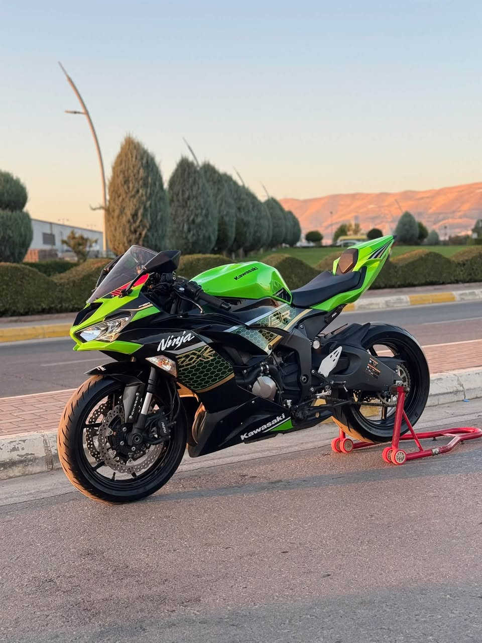 اعادة نشر بسبب وعد كذب
سلام عليكم 🌹

للبيع Kawasaki ZX-6R 2020 🏍️

الدراجة ماشية فقط 14,000 km

الدراجة بلاد برغي، ما مبدل بيها شي.

مكفولة عام، وجيب وياك 10 فيتر وافحصها بنفسك.

المواصفات:
• دسك هيتر
• Traction Control گير 1, 2, 3
• بدّل سريع Quick shifter
• مودين للقيادة L و F
• ABS تاية گدام وورا
• صالنصة أصلية كاربون فايبر AR

ما بيها برغي نقص، بس تصرف عليها دهن وبنزين وتوكل وبالك صافي 🤍
مكان سليمانيه ***********
