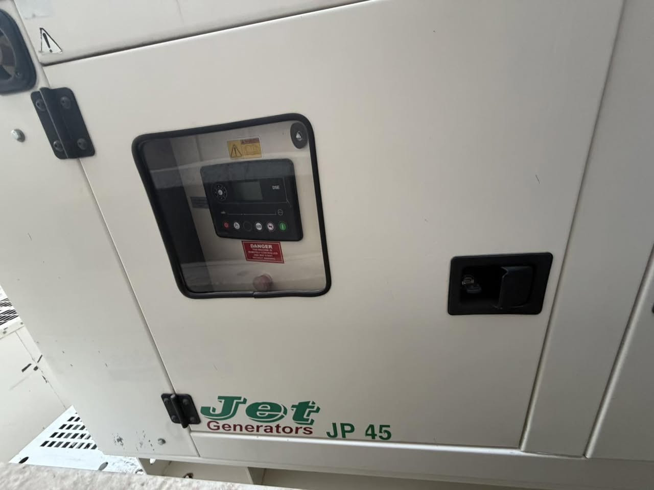 🔥 عرض خاص: مولدة بيركنز (Perkins) 45 kVA مستعمل  🔥  
المواصفات الفنية:  
 المحرك: بيركنز (Perkins) الأصلي بقدرة 45 kVA.  
 رأس التوليد (الدينامو): ليروي سومر (Leroy-Somer) أصلية وكفاءة عالية.
 الغطاء (الكاتم): كابينة جبيل لبنانية شديدة العزل للصوت والحرارة ومقاومة للعوامل الجوية.  
 الحالة: مستخدم (3416 ساعه ).  
 لوحة التحكم: شاشة رقمية ذكية مع أنظمة حماية متكاملة (ضغط الزيت، الحرارة، والجهد).  
المميزات:  
 استهلاك اقتصادي جداً للوقود مع صوت هادئ تماماً.
 خزان وقود مدمج مخصص للتشغيل المتواصل.  
 سهولة الصيانة وتوفر جميع قطع غيارها.
للتواصل والاستفسار:  
 رقم الهاتف: [***********
 العنوان: [الكرداه
قرب مجمع المأمون
