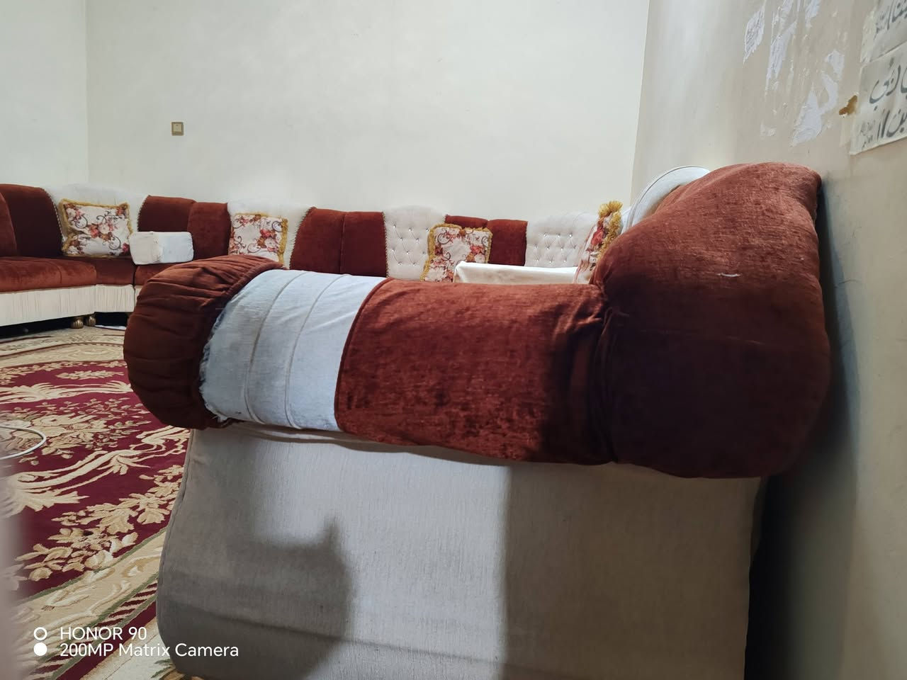 ديوان ١٨ مقعد زاويه عدد ٢ بحالة ممتازة كما في الصور.... السعر على الخاص او التواصل ***********

نص مكتوب في الصور:
- O HONOR 90 200MP Matrix Camera
- HONOR 90
- 200MP Matrix Camera
- O HONOR 90
