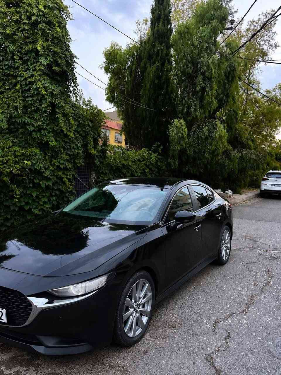 💥 للبيع: مازدا 3 سيدان موديل 2023 (Mazda 3 2.5 S Select) 💥
​المحرك: 4 سلندر بسعة 2.5 لتر (SkyActiv-G) - محرك قوي واقتصادي جداً
​كير أوتوماتيك (تبترونيك) مع وضعية القيادة الرياضية (Sport Mode)
​اللون الخارجي: أسود ملكي
​الداخلية: جلد أسود بحالة ممتازة جداً
​رقم الشاصي (VIN): 3MZBPABM0PM373814
​المميزات والتجهيزات:
​📱 الشاشة: شاشة وسطية تدعم نظام Apple CarPlay و Android Auto.
​🎛 التحكم: ماوس تحكم مركزي (Commander Control) + ستيرن فول تحكم جهتين.
​🅿️ البريك : هاند بريك إلكتروني (Electronic Parking Brake) مع نظام أوتو هولد (Auto Hold).
​🔑 التشغيل: بصمة تشغيل (Push Button Start).
​💡 الإضاءة: إضاءة LED أمامية وخلفية بتصميم حديث.
​🛞 ويل  ألمنيوم أصلية .
​❄️ تبريد ممتاز .
​🛡 الأمان: أنظمة أمان متطورة (أنظمة ثبات وتنبيه).
​🛣 مشايه ٦٧ الف كم 
الضرر : فقط بونيد تبديل 
​📍 المكان / المحافظة:  دهوك
​💰 السعر المطلوب: 123 ورقة مجال بسيط

***********
