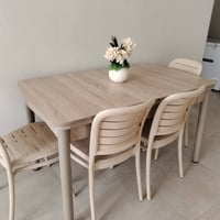 ميز طعام اربع كراسي ميز يتكبر السعر ١٧٥ للتواصل ٠٧٧٠٢٠٢٩٧٥٤